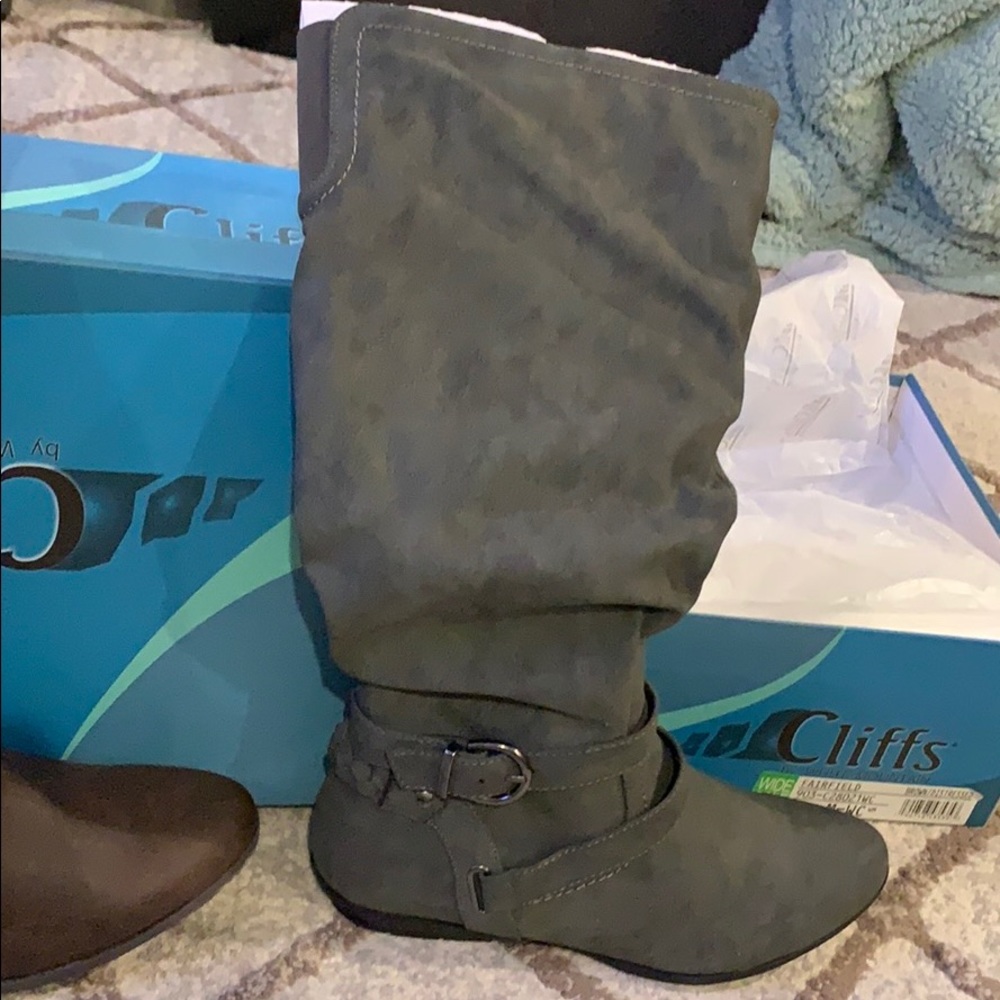 Gray Woman’s Cliffs wide calf’s boots